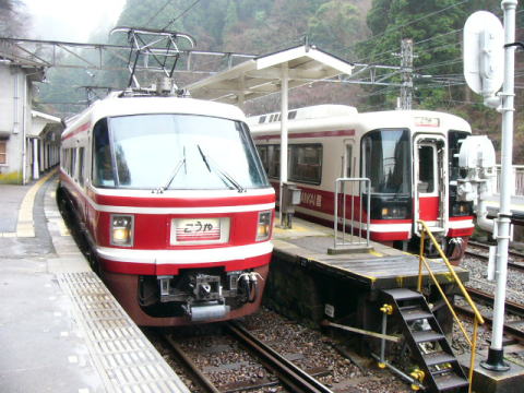 極楽橋駅に並ぶこうや号